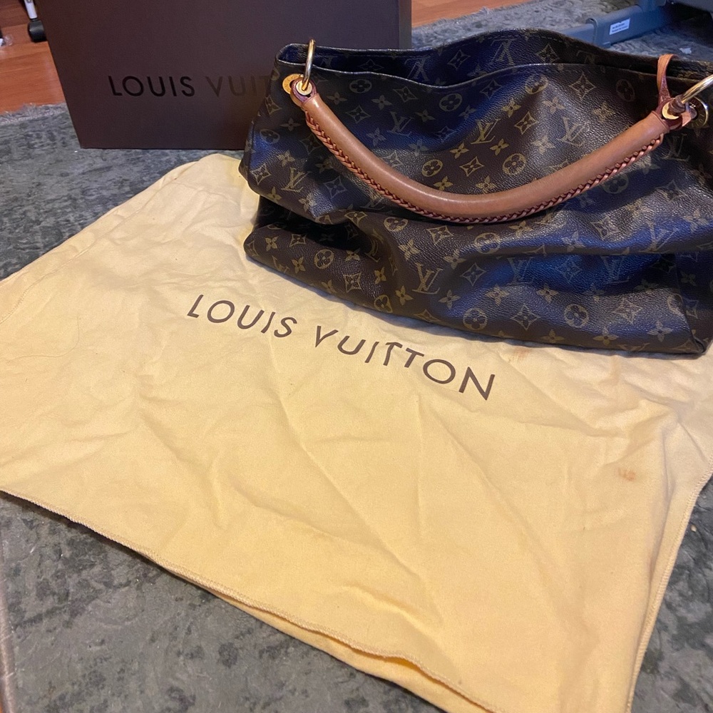 LV Artsy MM. Normal wear and tear. Pen marks inside of zipper pouch.